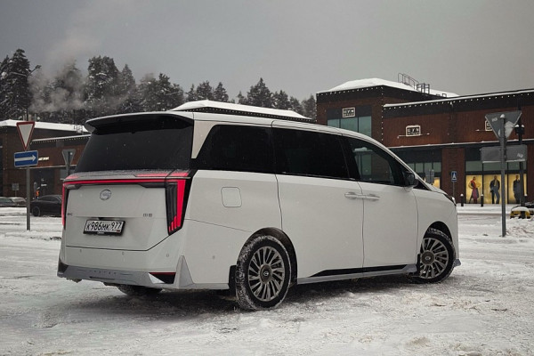 Ложа для двоих: тест-драйв GAC M8 Lounge с телевизором и холодильником