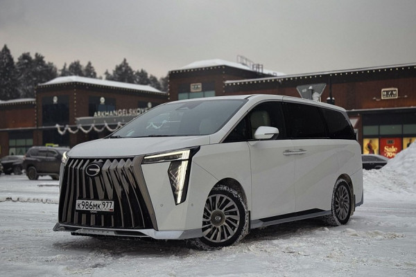 Ложа для двоих: тест-драйв GAC M8 Lounge с телевизором и холодильником