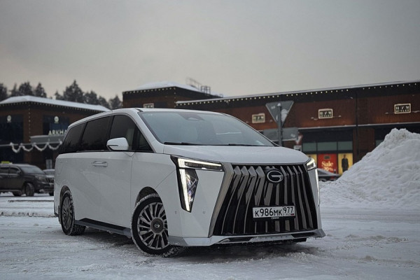 Ложа для двоих: тест-драйв GAC M8 Lounge с телевизором и холодильником