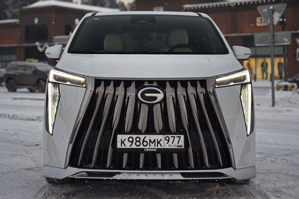 Ложа для двоих: тест-драйв GAC M8 Lounge с телевизором и холодильником