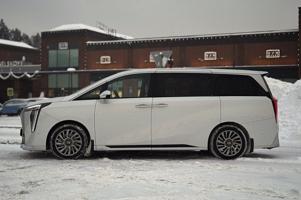 Ложа для двоих: тест-драйв GAC M8 Lounge с телевизором и холодильником