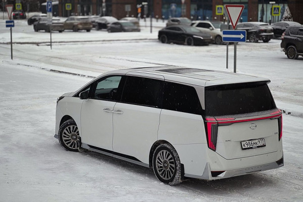 Ложа для двоих: тест-драйв GAC M8 Lounge с телевизором и холодильником