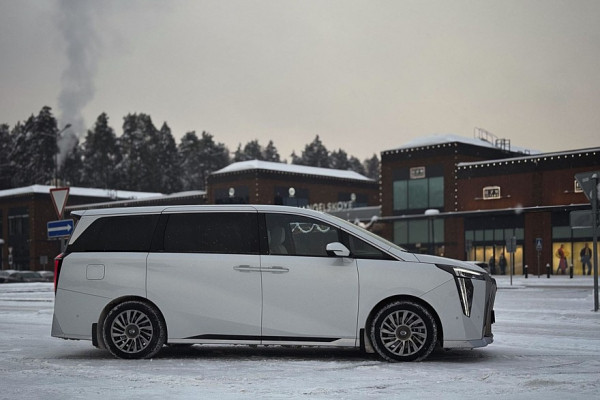 Ложа для двоих: тест-драйв GAC M8 Lounge с телевизором и холодильником