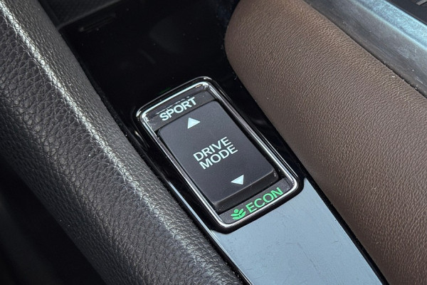 Старомодный самурай в мире китайских выскочек: тест-драйв Honda UR-V Старомодный самурай в мире китайских выскочек: тест-драйв Honda UR-V