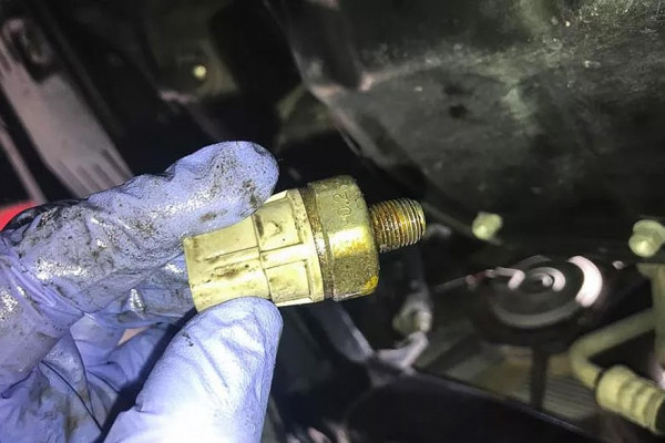 Вечный, но лишь условно: почему ломается датчик давления масла, как его проверить и заменить Вечный, но лишь условно: почему ломается датчик давления масла, как его проверить и заменить