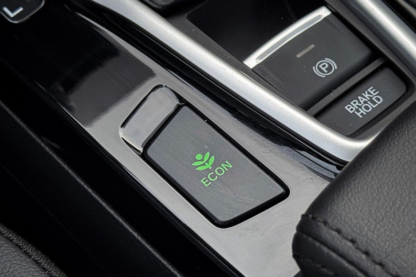 Весьма скромно, очень дорого, неожиданно хорошо: тест-драйв Honda Crider