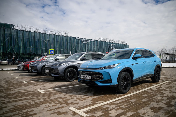 Линейка от второго партнера: тест-драйв Москвич М70 и Москвич М90