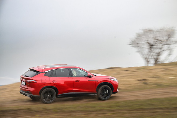 Линейка от второго партнера: тест-драйв Москвичей М70 и М90