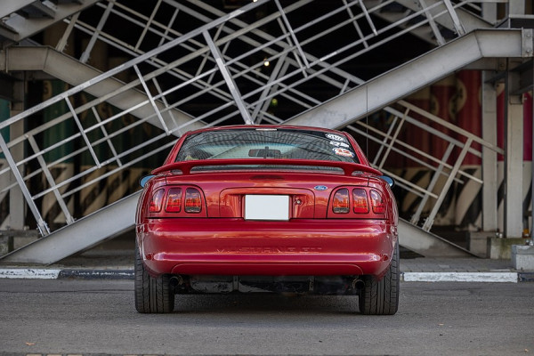 &laquo;Молотковый&raquo; разворот и по две пары амортизаторов на мост: опыт владения Ford Mustang IV