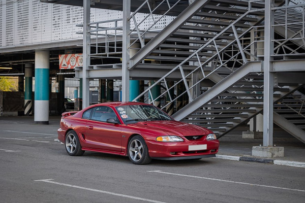 &laquo;Молотковый&raquo; разворот и по две пары амортизаторов на мост: опыт владения Ford Mustang IV