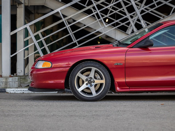 &laquo;Молотковый&raquo; разворот и по две пары амортизаторов на мост: опыт владения Ford Mustang IV