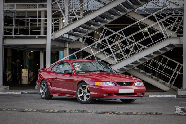 &laquo;Молотковый&raquo; разворот и по две пары амортизаторов на мост: опыт владения Ford Mustang IV