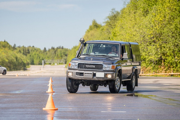 Назад в будущее, вперед в прошлое: опыт владения Toyota Land Cruiser 70