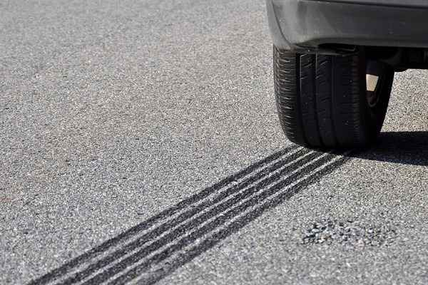 Пустой бак убивает бензонасос, а ABS удлиняет тормозной путь: факты, похожие на мифы