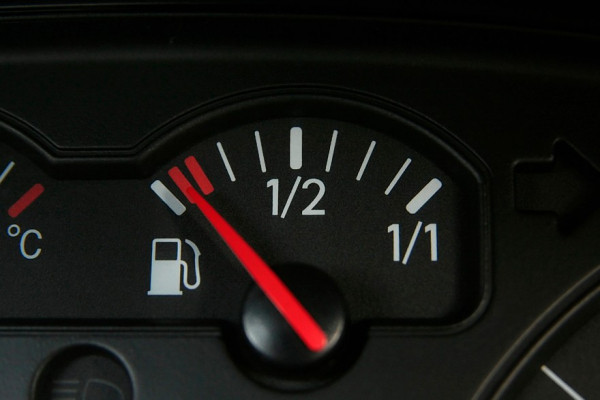 Пустой бак убивает бензонасос, а ABS удлиняет тормозной путь: факты, похожие на мифы