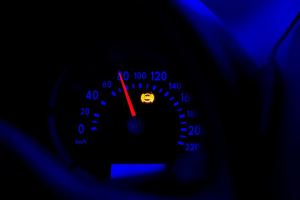 Пустой бак убивает бензонасос, а ABS удлиняет тормозной путь: факты, похожие на мифы