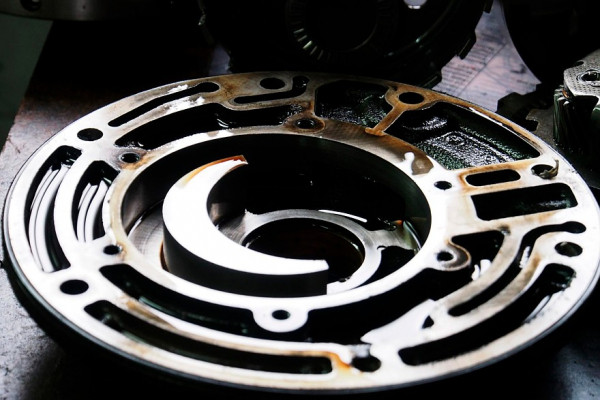 Шума много, толку мало: симптомы, причины и способы устранения пробуксовки автомата