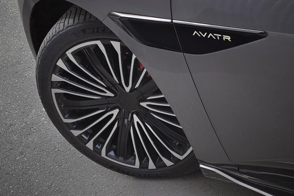 Пока дизайн спорит с логикой, комфорт побеждает: тест-драйв Avatr 12